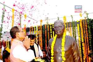 मुख्यमंत्री स्व. सुंदरलाल पटवा की जयंती पर, पटवा की प्रतिमा का अनावरण