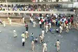 बांद्रा स्टेशन पर पहुंची भीड़ की खबर करने वाले पत्रकार के खिलाफ FIR दर्ज