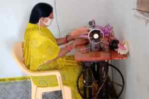 Dewas news : महिलाएं प्रतिदिन बना रहीं 2500 मास्क