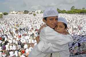सांप्रदायिक सौहार्द के साथ मनाया ईद का त्यौहार, देश में अमन शांति के लिए मांगी दुआएं