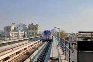  मेट्रो रेल की बोगी का मॉडल पहुंचा शहर, क्रेन की सहायता से उतारा