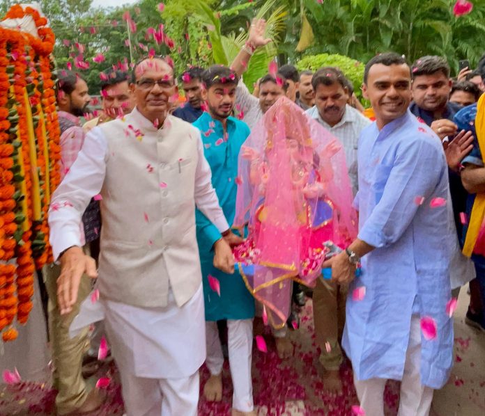 %E0%A4%B6%E0%A4%BF%E0%A4%B5%E0%A4%B0%E0%A4%BE%E0%A4%9C %E0%A4%B8%E0%A4%BF%E0%A4%82%E0%A4%B9 %E0%A4%9A%E0%A5%8C%E0%A4%B9%E0%A4%BE%E0%A4%A8 %E0%A4%95%E0%A5%87 %E0%A4%98%E0%A4%B0 %E0%A4%B5%E0%A4%BF%E0%A4%B0%E0%A4%BE%E0%A4%9C%E0%A5%87 %E0%A4%97%E0%A4%A3%E0%A4%AA%E0%A4%A4%E0%A4%BF %E0%A4%AD%E0%A5%8B%E0%A4%AA%E0%A4%BE%E0%A4%B2 696x598