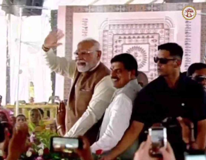 Pm Modi Dhar Roadshow 696x540
