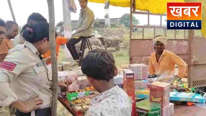 Case Registered Under Explosives Act Against Two Vendors For Selling Firecrackers Without A License 696x392