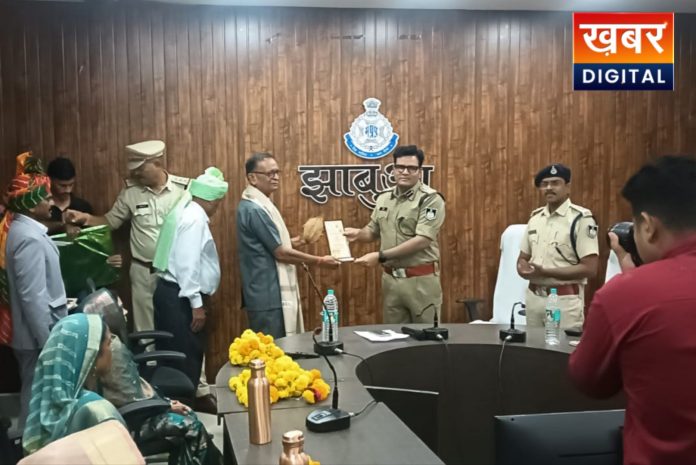 Three Officers Were Given An Emotional Farewell 696x465