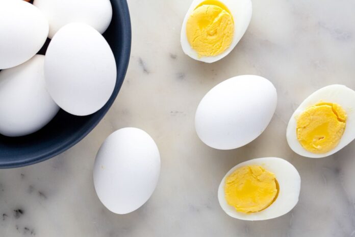 उबले अंडों से हो गए बोर? ट्राय करें ये चिली ऑयल एग्स, स्वाद लाजवाब