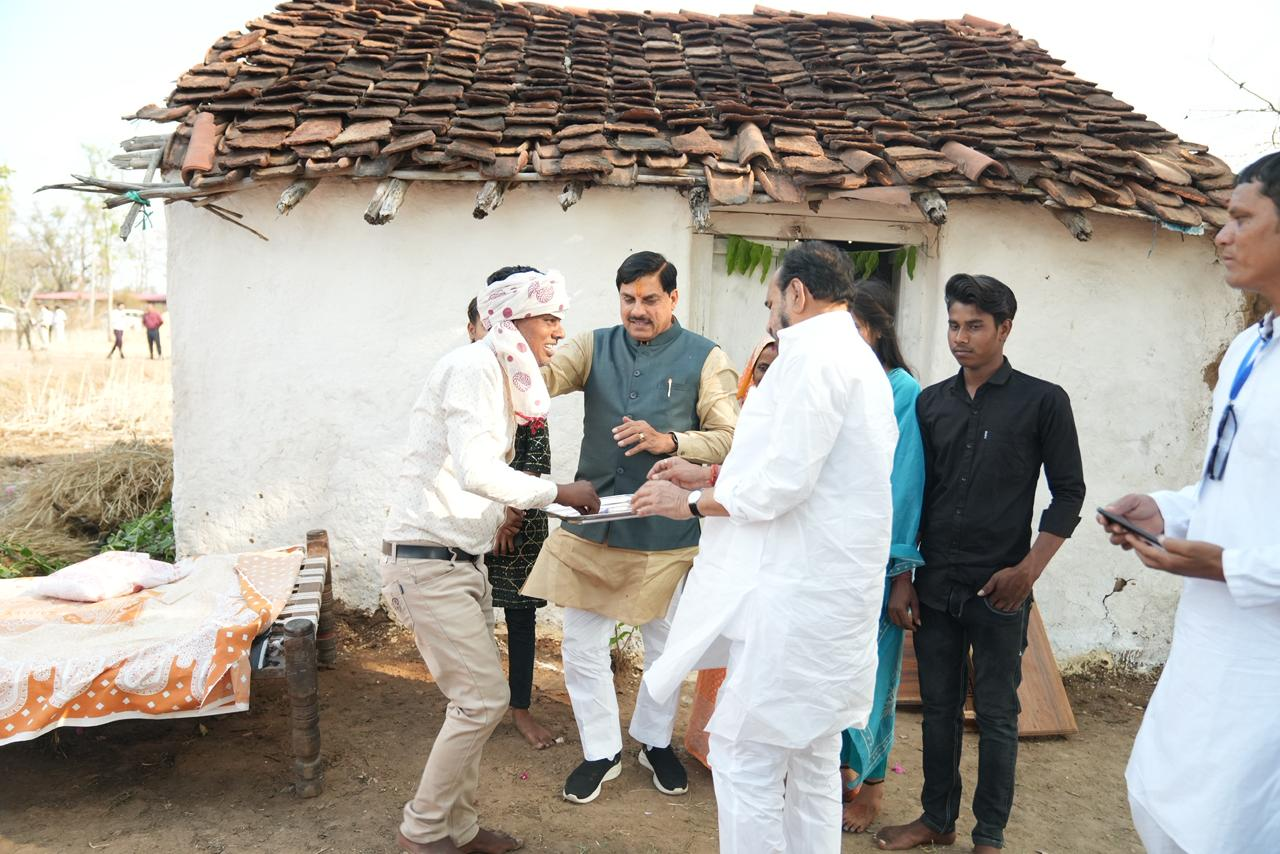 CM Mohan Yadav Birthday: किसान के घर चारपाई पर बैठकर खाया खाना