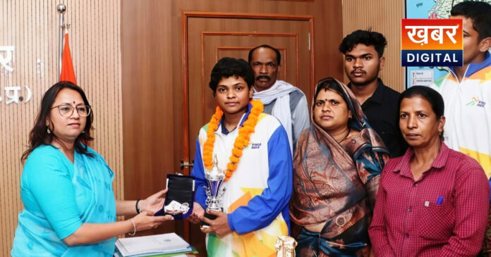 Dindori daughter Chandni Nareti dominates in wrestling