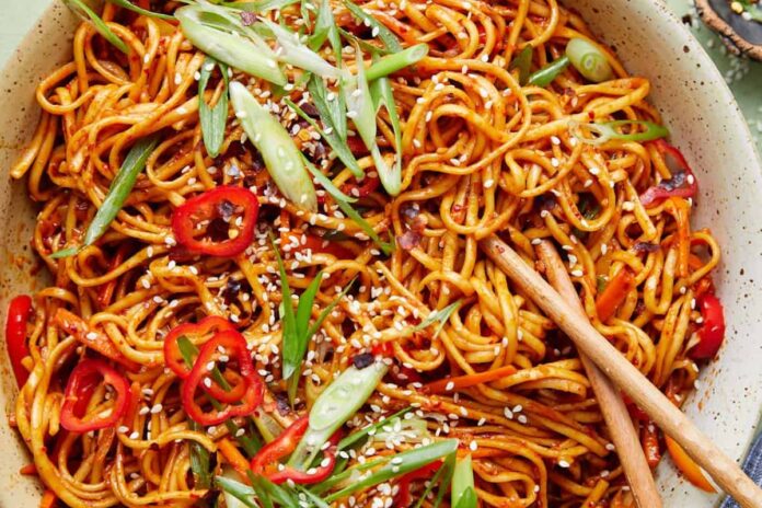 आधी रात लगी भूख? 10 मिनट में बनाएं स्पाइसी गार्लिक चिली नूडल्स