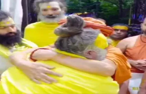 प्रेमानंद महाराज की तबियत में सुधार, गुरु शरणानंद को किया दंडवत प्रणाम