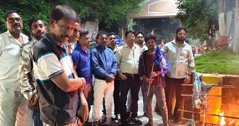 CJI का अपमान करने का विरोध, भीम चेतना मंच ने पुतला जलाकर जताया विरोध