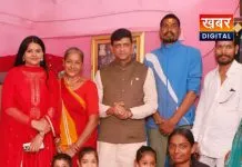 सफाईमित्र के घर पहुंचे महापौर पुष्यमित्र भार्गव सफाई मित्रों के कारण इंदौर नंबर वन - मेयर