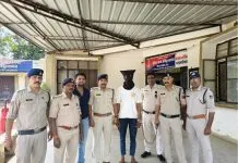 पैर धोकर पानी पिलाने वाला गिरफ्तार, वीडियो देखकर लोगों को आया गुस्सा