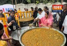 विधायक सेना महेश पटेल ने बांटा प्रसाद.. छप्पन भोग आरती का आयोजन कांग्रेस नेता महेश पटेल भी रहे मौजूद