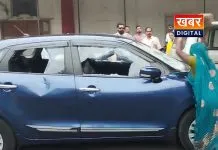 महिला ने बरसाए जमकर पत्थर.. जनपद सदस्य की कार में तोड़फोड़