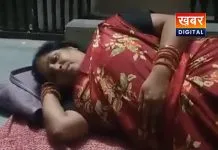 कार्यालय के सामने लेटी महिला कर्मचारी.. नहीं मिला कई माह से वेतन बोली - नहीं है घर जाने के पैसे